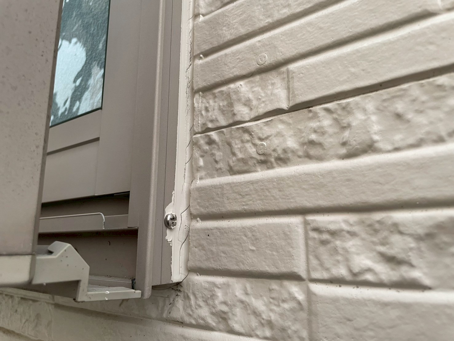 サッシ周りのシーリングにひび割れが発生